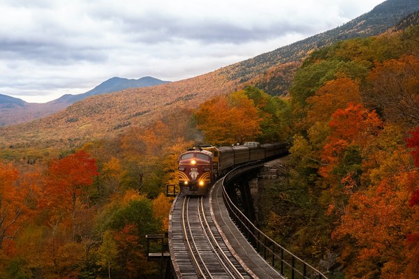 Quels sont les meilleurs itinéraires pour un voyage en train à travers les paysages du Canada : recommandations et périodes idéales ?